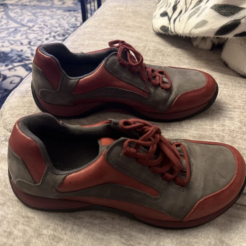 Clarks Springers Womens 9 Red Leather Low Top Walking Shoes